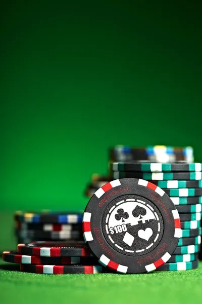 Live dealer in HD video stream at a roulette wheel